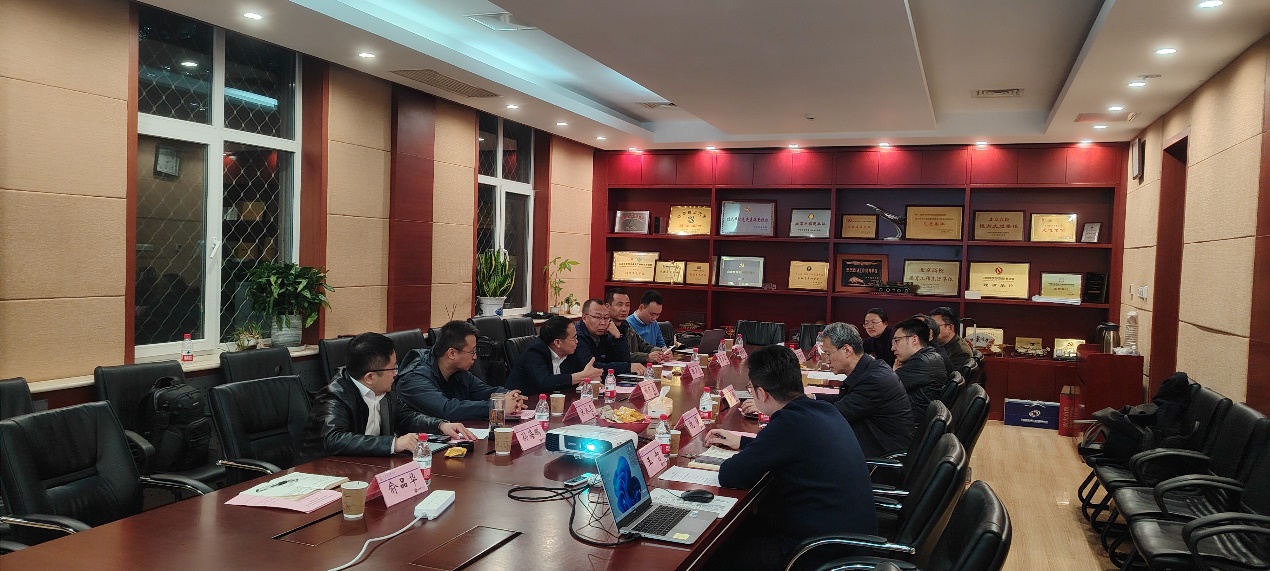 一群人在餐厅里

低可信度描述已自动生成